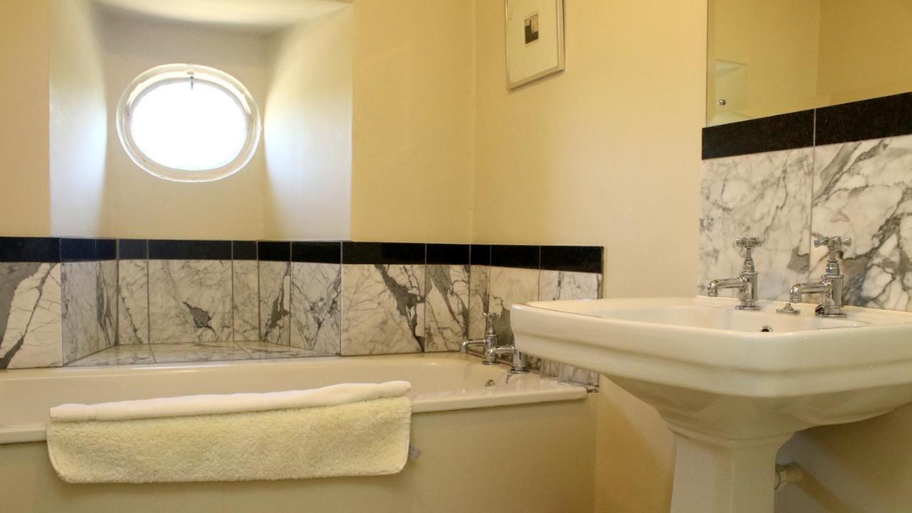 Naunton Aylworth Manor B&B 외부 사진